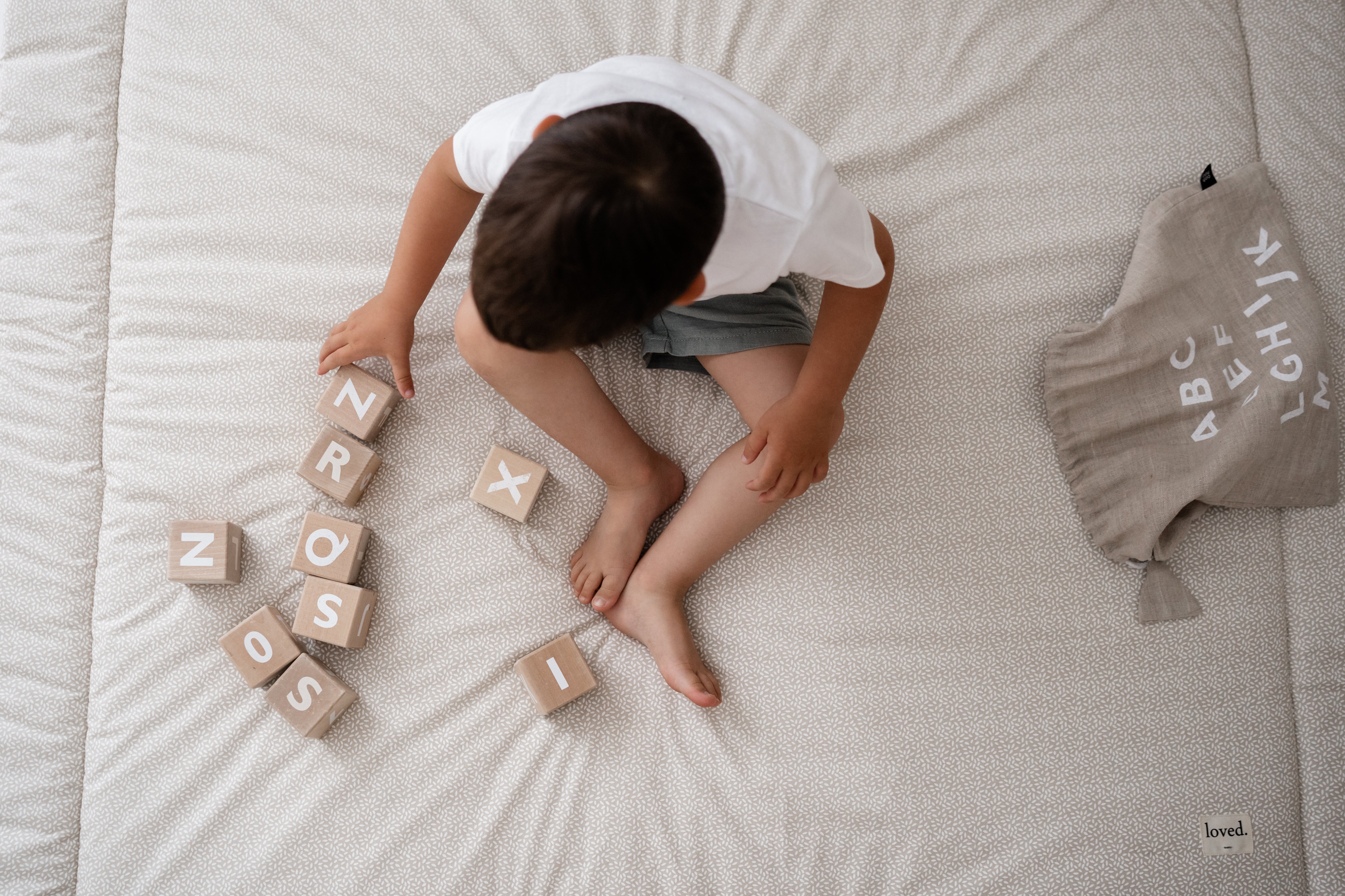 Spiel-und Krabbeldecke, Krabbelmatte für Babys 120x120cm, zarte Blätter