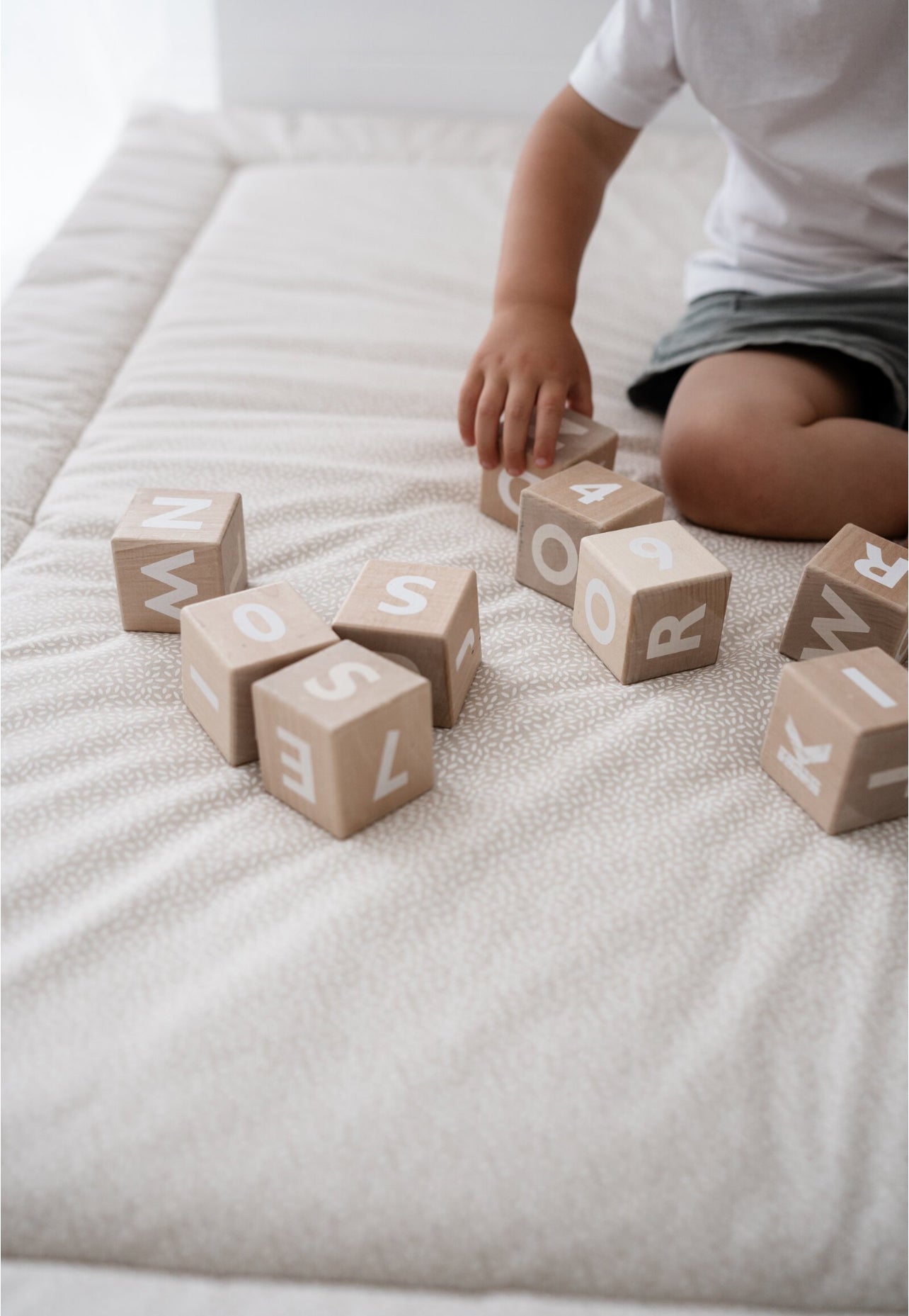 Spiel-und Krabbeldecke, Krabbelmatte für Babys 120x120cm, zarte Blätter