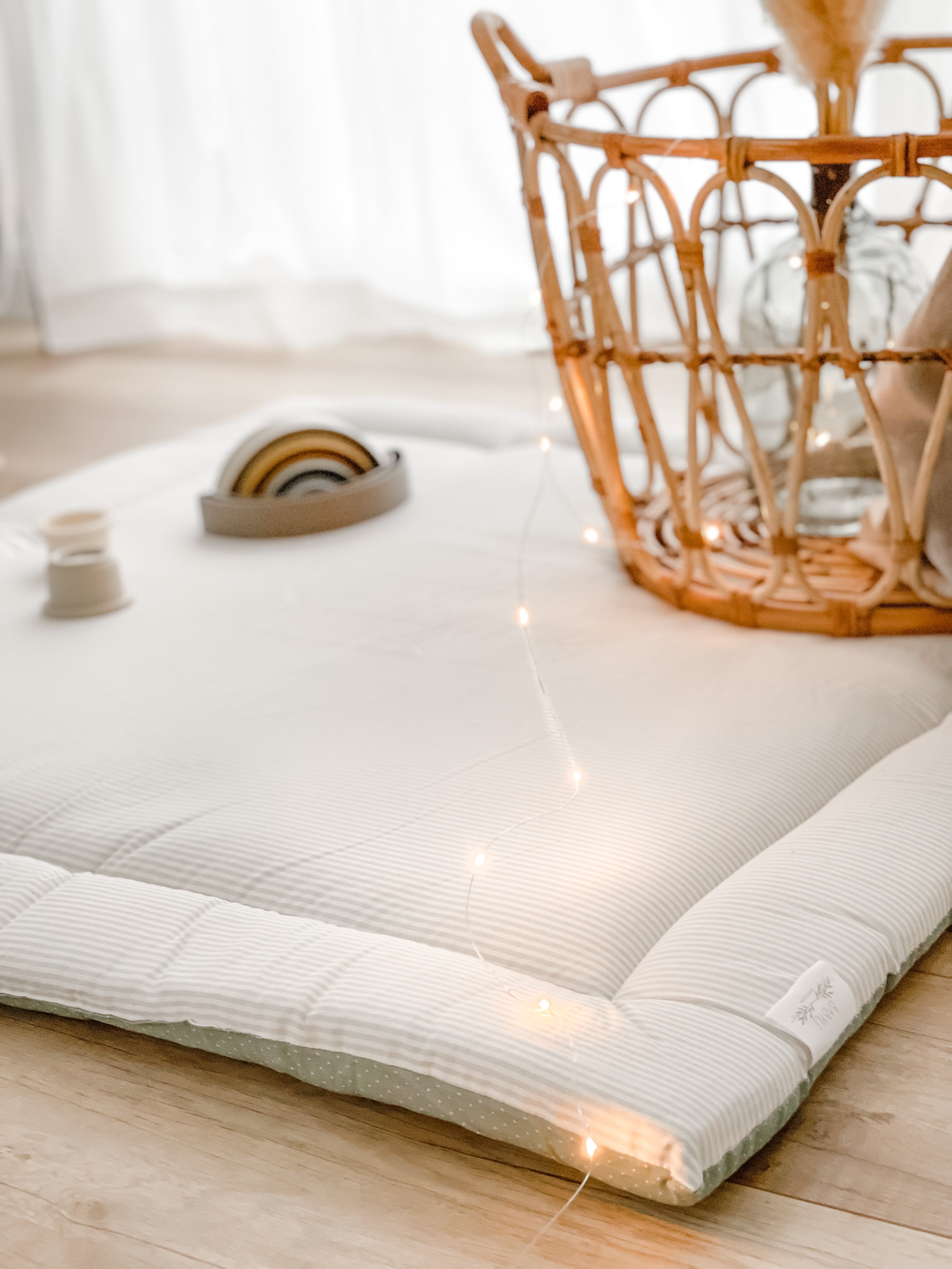 Baby-Krabbeldecke, Spieldecke, 100x100cm, Punkte eucalyptus hellgrau Streifen