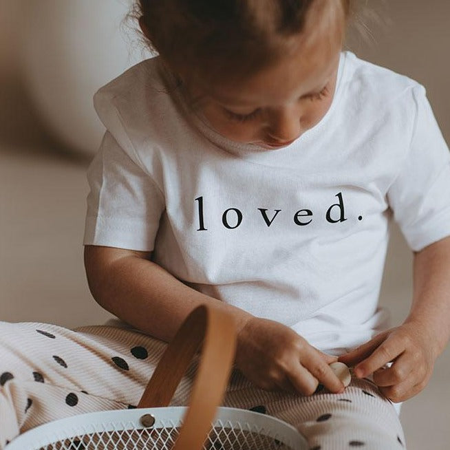 T-Shirt LOVED, Kindershirt mit Print, Mode für Kids