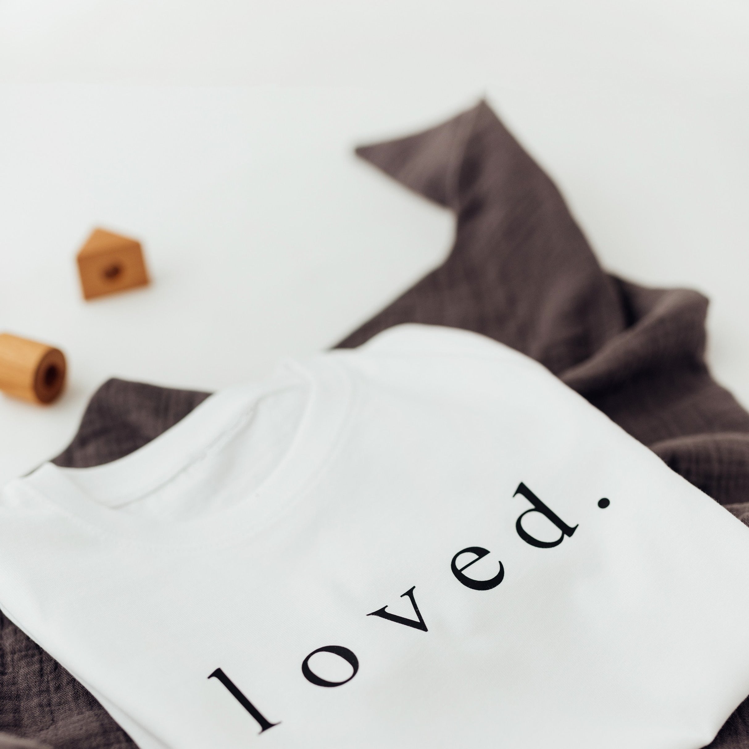 T-Shirt LOVED, Kindershirt mit Print, Mode für Kids